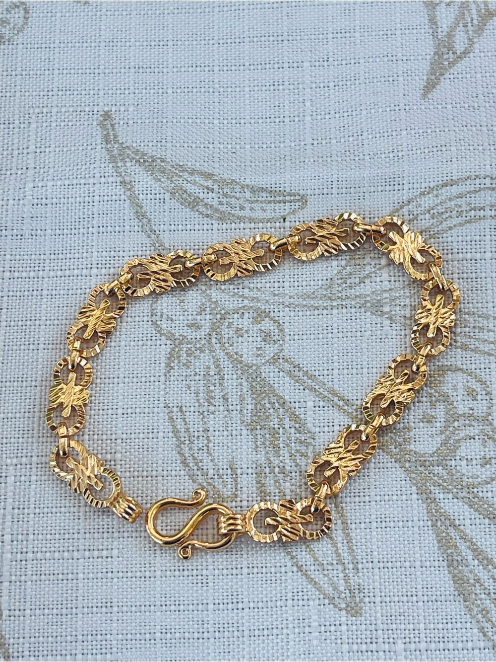 Stunning and intricate gold fancy link statement bracelet